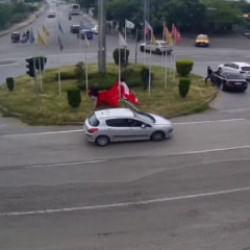 Hatay'da kavşağa d&uuml;şen T&uuml;rk bayrağını yoldan ge&ccedil;en s&uuml;r&uuml;c&uuml;ler kaldırdı