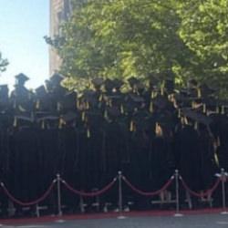 İstanbul Erkek Lisesi protesto eylemi ve parmak sallayan Alman vakfındaki kadın