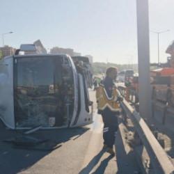 İstanbul'da yolcu midib&uuml;s&uuml; devrildi: 12 yaralı
