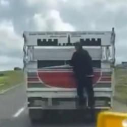 Kamyonete tutunarak kilometrelerce yol aldı