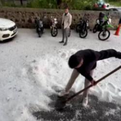 Kars'a dolu yağdı: Vatandaşlar kar temizler gibi k&uuml;rek salladı
