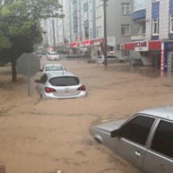 Kırşehir'de son yılların en b&uuml;y&uuml;k sel felaketi: Kent merkezi suya g&ouml;m&uuml;ld&uuml;