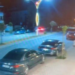 Kontrolden &ccedil;ıkan otomobil park halindeki ara&ccedil;lara &ccedil;arptı: O anlar kamerada