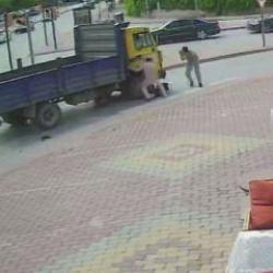 Konya'da kamyonetin altında kalan elektrikli bisiklette can pazarı yaşandı