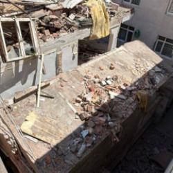 K&uuml;&ccedil;&uuml;k&ccedil;ekmece'de yıkım sırasında bina &ccedil;&ouml;kt&uuml;: 1 &ouml;l&uuml;, 2 yaralı!