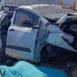 Mardin'de hafif ticari ara&ccedil; bariyere &ccedil;arptı: 1 &ouml;l&uuml;, 2 yaralı