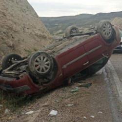 Sivas&rsquo;ta otomobil takla attı: 2&rsquo;si ağır 3 kişi yaralandı