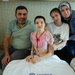 Skolyozla ge&ccedil;en &ccedil;ocukluğu tarihe karıştı: 5 saatlik ameliyatla mutlu son!