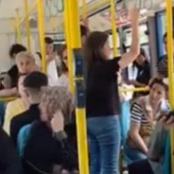 Bursa metrosunda kadınların &lsquo;y&uuml;ksek sesle telefonla konuştun&rsquo; tartışması