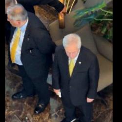 Tesad&uuml;f m&uuml; işaret mi? Se&ccedil;im sonrası dikkat &ccedil;eken detay: Aziz Yıldırım'ın sarılı parmağı