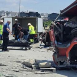 TIR, emniyet şeridinde park halindeki ara&ccedil;lara &ccedil;arptı: 1 &ouml;l&uuml;, 1 yaralı