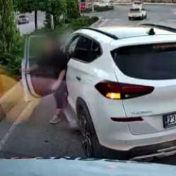 Korna &ccedil;alınca &ccedil;ılgına d&ouml;nd&uuml;: Yol kesen kadın s&uuml;r&uuml;c&uuml; kamerada