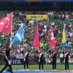 T&uuml;m d&uuml;nya bu anı izledi! Ay yıldızlı bayrağımız Azteca Stadyumu'nda.