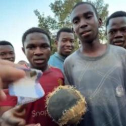 T&uuml;rk ziyaret&ccedil;iden Afrika&rsquo;da anlamlı hareket: &Ccedil;ocuklara top almaları i&ccedil;in har&ccedil;lık verdi