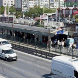 Beylikd&uuml;z&uuml;'de metrob&uuml;ste 'yan bakma' kavgası: 1 &ouml;l&uuml;