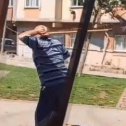 Yardım etmek istedi saldırıya uğradı! "Besle kargayı oysun g&ouml;z&uuml;n&uuml;" s&ouml;z&uuml; ger&ccedil;ek oldu