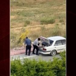  Konya'da iki kişi yol kenarındaki kaldırım taşlarını s&ouml;k&uuml;p ara&ccedil;larına y&uuml;kledi