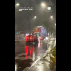 El Salvador'da fırtınanın kopardığı D&uuml;nya Kupası topu trafiği birbirine kattı