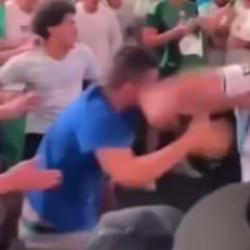 ABD'nin en &uuml;nl&uuml; meydanı savaş alanına d&ouml;nd&uuml;! 2 &uuml;lke taraftarları birbirine girdi