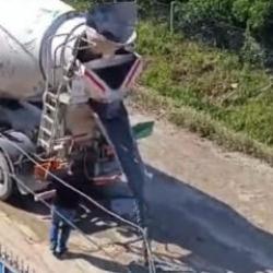 Adana'da mahalleli isyan bayrağını &ccedil;ekti, beton mikser kiralayıp yolu d&uuml;zelttiler!
