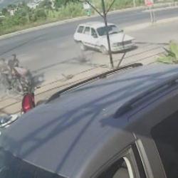 Antalya'da otomobille &ccedil;arpışan motosikletli metrelerce savruldu