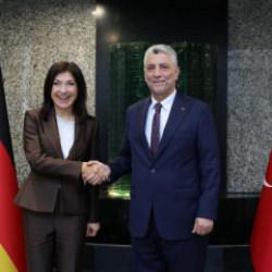 Bakan Bolat, Almanya Ekonomi Bakanı Reiche ile bir araya geldi