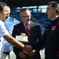 Basın mensuplarından Montella'ya doğum g&uuml;n&uuml; s&uuml;rprizi