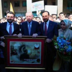 Başkan Erdoğan'a anlamlı s&uuml;rpriz! Tablodaki not duygulandırdı