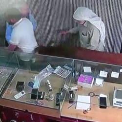 Şanlıurfa'da firari dana kuyumcuya daldı, ortalığı birbirine kattı, o anlar kamerada!