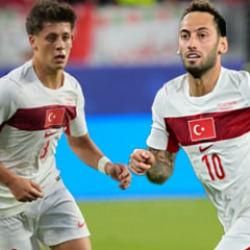 Bu ne tutarsızlık: Arda G&uuml;ler utanıyor! Hakan &Ccedil;alhanoğlu gurur duyuyor