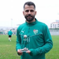 Bursaspor i&ccedil; transferde ilk imzayı attırdı! Tecr&uuml;beli isim takımda kaldı