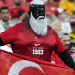 Tarzıyla d&uuml;nyada viral olan T&uuml;rk taraftarın Beşiktaşlı olduğu ortaya &ccedil;ıktı