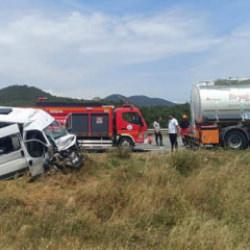 Edirne'de personel servisi, tankere &ccedil;arptı: 16 yaralı
