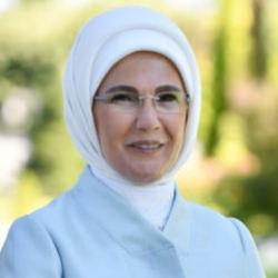 Emine Erdoğan, İzmit K&ouml;rfezi'ndeki temizlik &ccedil;alışmalarında emeği ge&ccedil;enleri tebrik etti