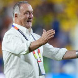 Fenerbah&ccedil;e'nin eski hocasından 78 yaşında teknik direkt&ouml;rl&uuml;k dersi!