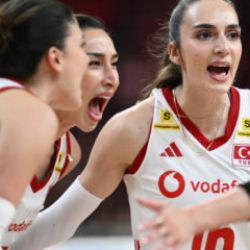 Filenin Sultanları &Ccedil;in'i geriden gelerek devirdi!