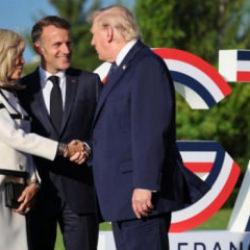 G7 Zirvesi'nde tokalaşma krizi: Trump Brigitte Macron'un elini bırakmadı