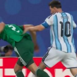 Hakemler '&Uuml;&ccedil; Maymunu' oynadı! Messi'yi atmaya y&uuml;rekleri yetmedi