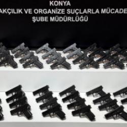 Konya'da durdurulan ara&ccedil;tan cephanelik &ccedil;ıktı: 2 g&ouml;zaltı 