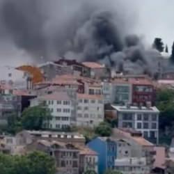 İstanbul'un bir&ccedil;ok noktasından g&ouml;r&uuml;len yangın! Ara&ccedil;lara sı&ccedil;radı