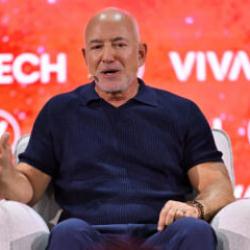 Jeff  Bezos'tan &ccedil;arpıcı uyarı: D&uuml;nyayı kurtarmak i&ccedil;in Ay'da koloni kurmalıyız