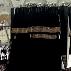 K&acirc;be-i Muazzama&rsquo;nın &ouml;rt&uuml;s&uuml; Hicri yeni yılın başlamasıyla t&ouml;renle değiştirildi