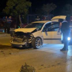 Kazaya karışan s&uuml;r&uuml;c&uuml; aracını bırakıp ka&ccedil;tı