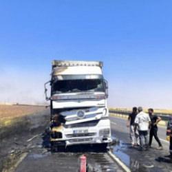 Mardin'de seyir halindeki tırda &ccedil;ıkan yangın s&ouml;nd&uuml;r&uuml;ld&uuml;