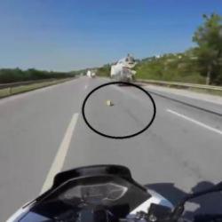Mikserden d&uuml;şen malzeme motosiklet s&uuml;r&uuml;c&uuml;s&uuml;n&uuml; &ouml;l&uuml;mle burun buruna getirdi