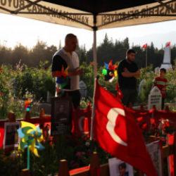 Okul saldırısında vefat etmişlerdi! Babalar G&uuml;n&uuml;'nde evlatlarının kabrinde dua ettiler 