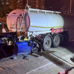 Otomobil tıra &ccedil;arptı: Baba &ouml;ld&uuml;, 2 &ccedil;ocuğu yaralandı