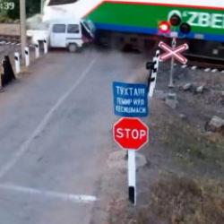 &Ouml;zbekistan'da ihlal can aldı: Y&uuml;k treni kırmızı ışıkta ge&ccedil;en araca &ccedil;arptı