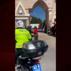 Konya polisinin sınava yetişecek &ouml;ğrenciye verdiği destek g&ouml;n&uuml;lleri fethetti
