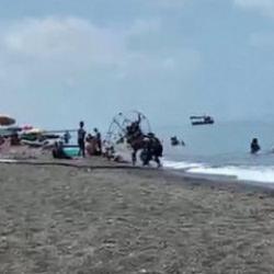 Plajda kontrolden &ccedil;ıkan motorlu paraş&uuml;t kalabalığa daldı: 3 yaralı